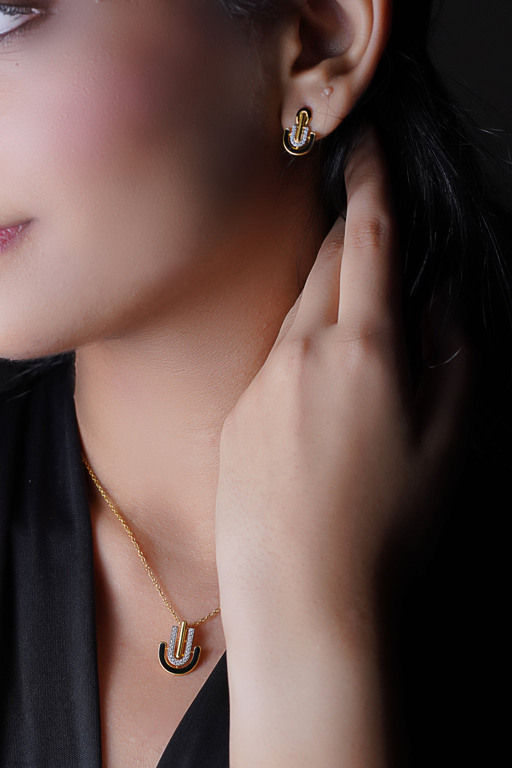 Shielded U-Curve Jewelry Set with Chain