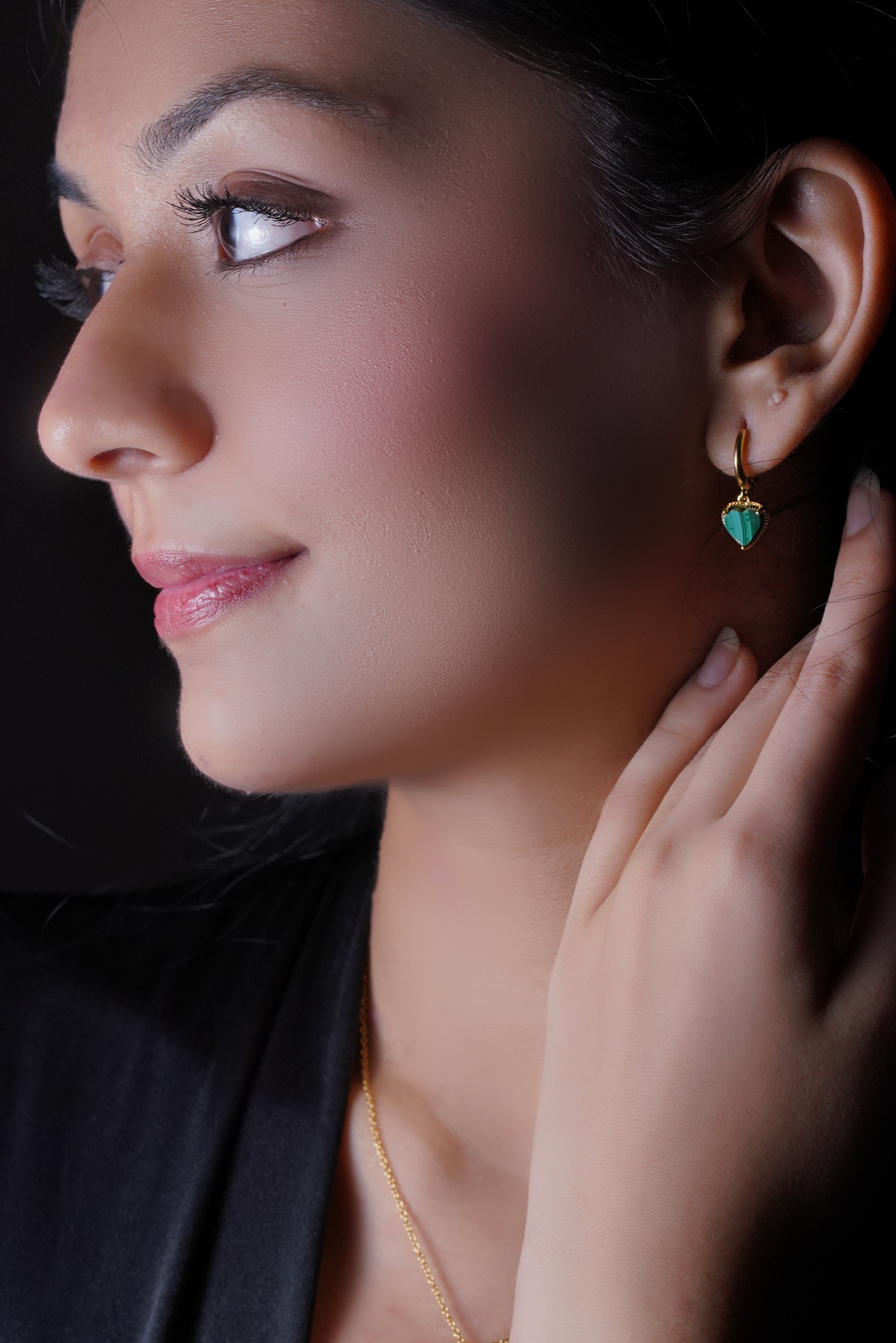 A woman wearing Malachite Silver Jewellery for Women.