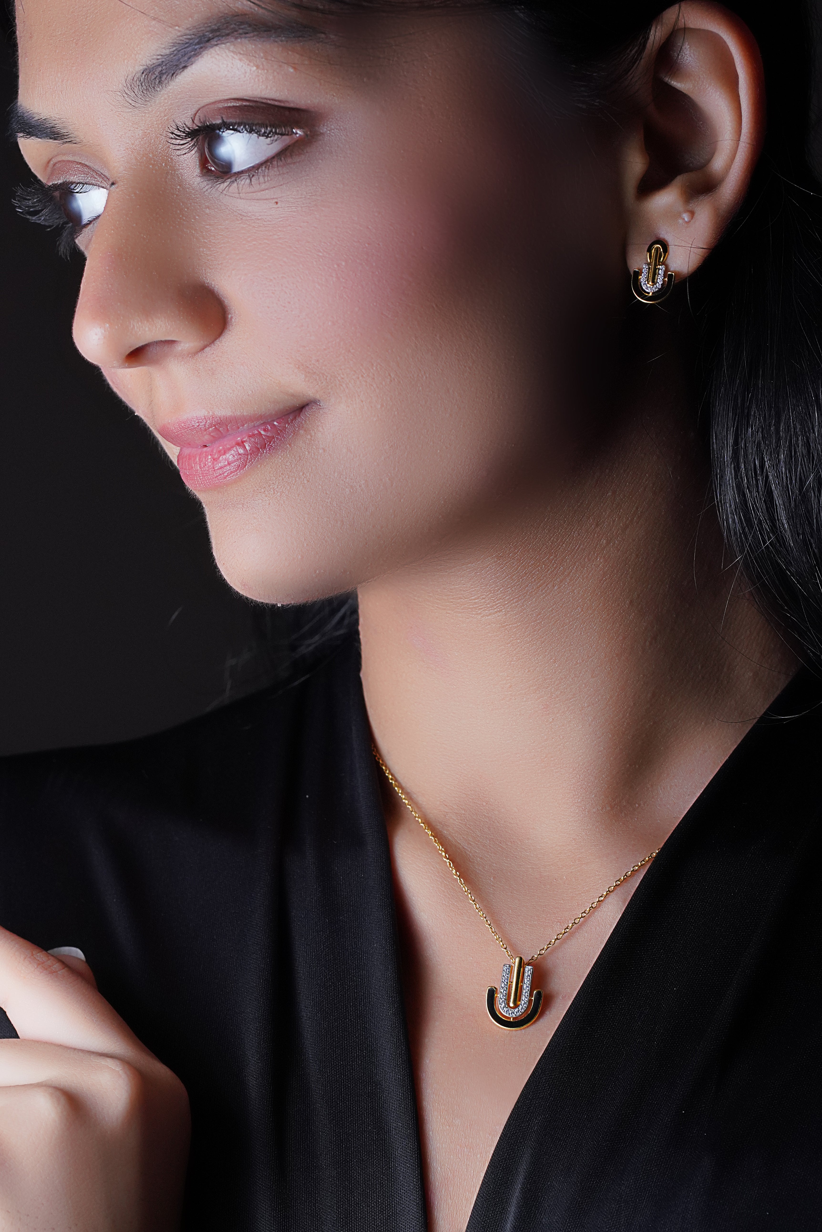 Shielded U-Curve Jewelry Set with Chain