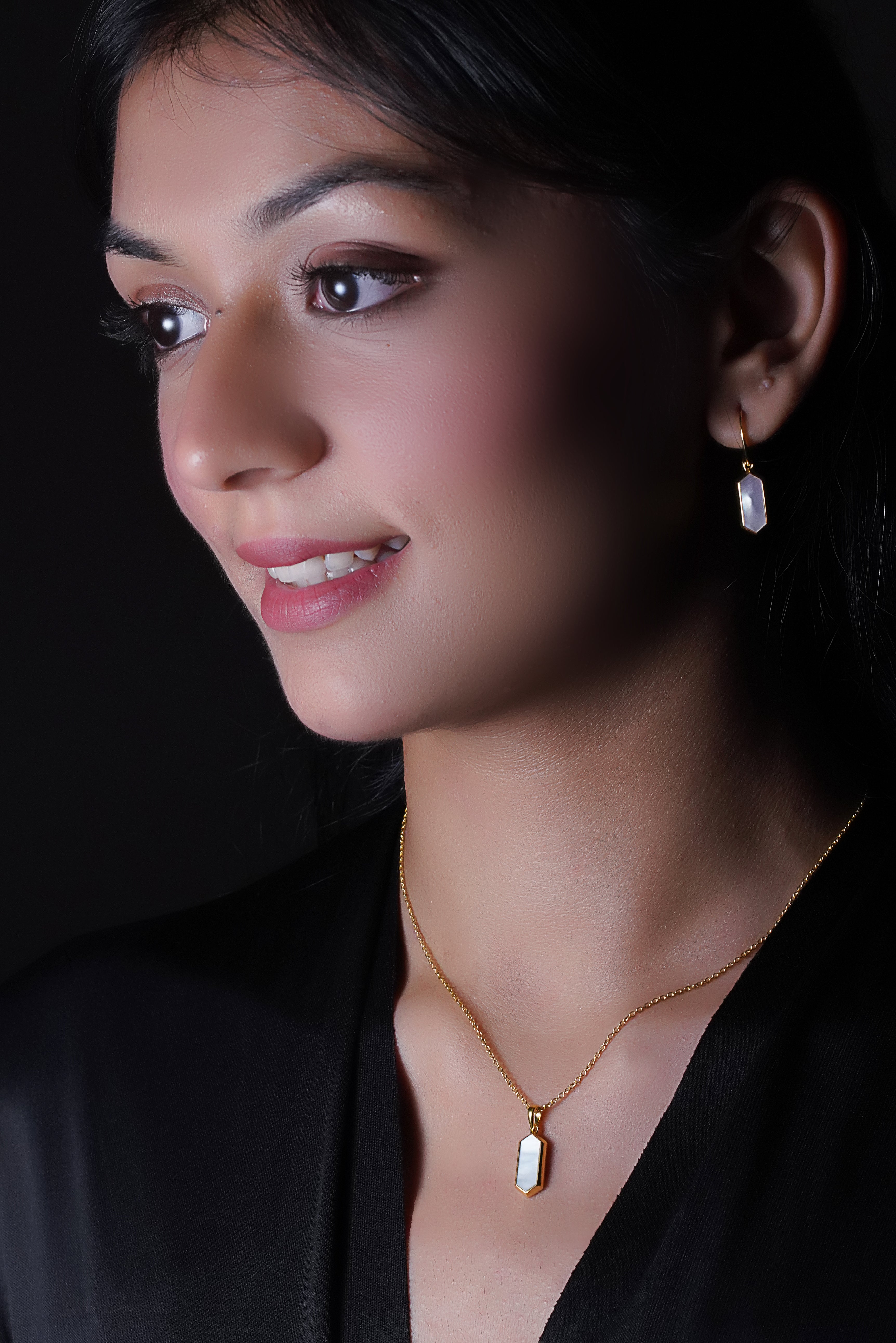 Hexagon Beauty: Mother of Pearl Jewelry Set with Chain